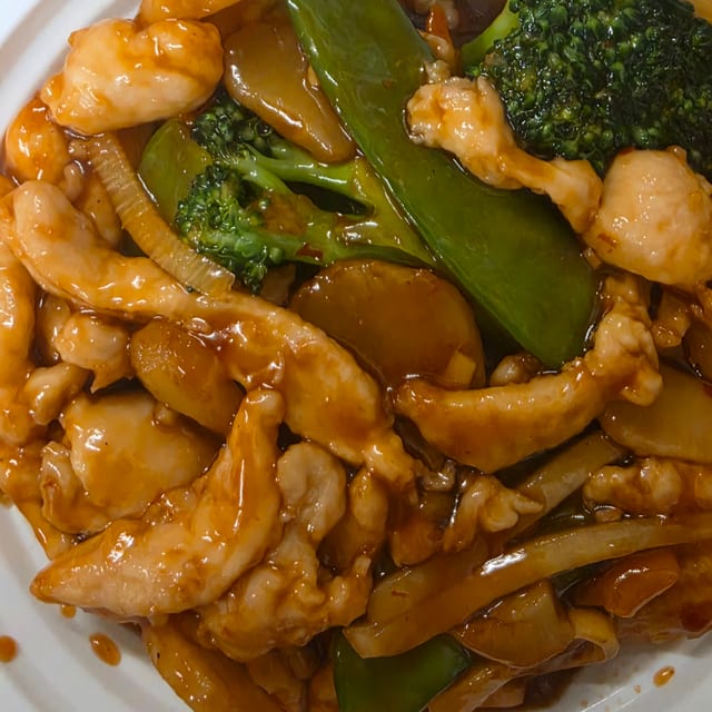 Sliced Chicken with Garlic Sauce.