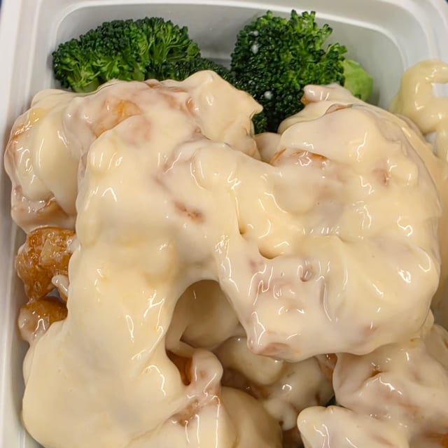 芥兰椰子虾 Coconut Shrimp with Steamed Broccoli.